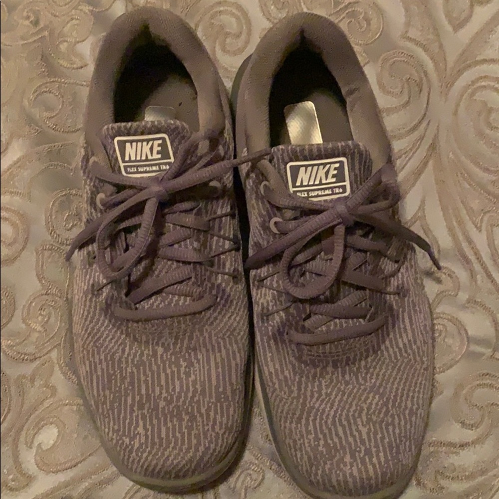 Nike tennis shoes - Picture 2 of 4